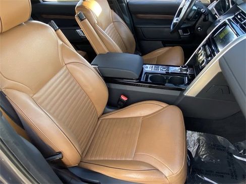 Used 2017 Land Rover Discovery HSE image 18
