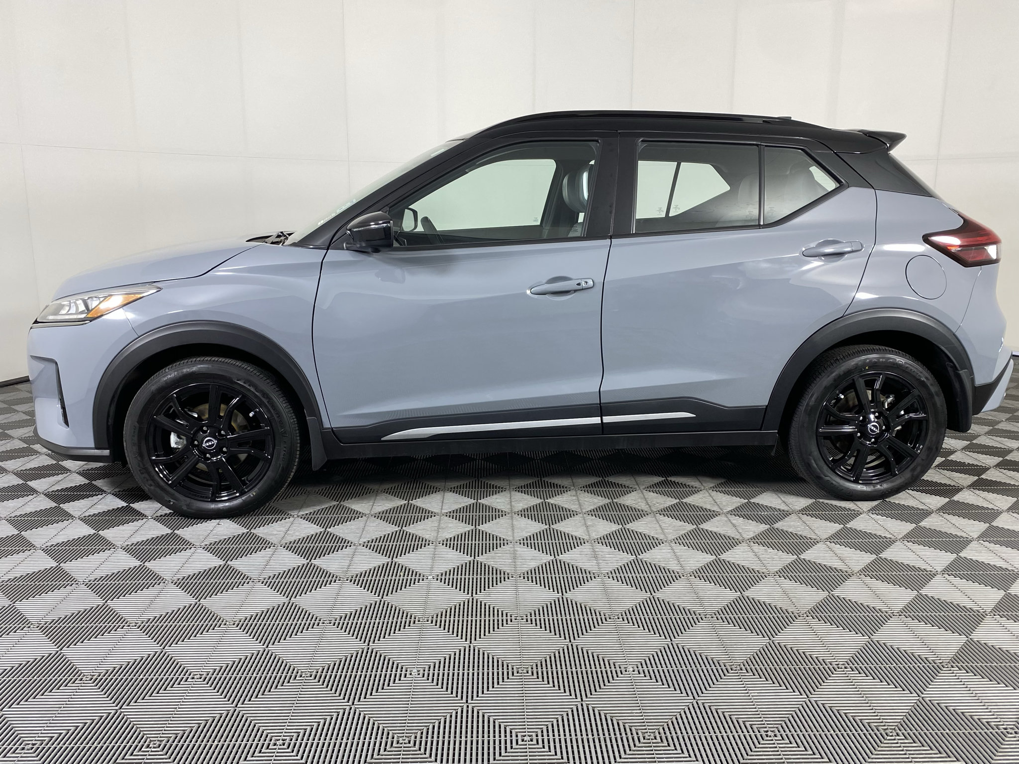 Used 2024 Nissan Kicks SR w/ SR Premium Package FWD image 4
