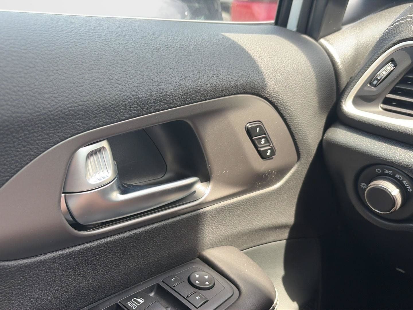 New 2027 Chrysler Pacifica Select AWD/4WD image 15