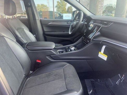 New 2025 Jeep Grand Cherokee Altitude image 14