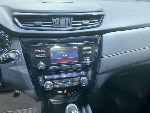 Used 2017 Nissan Rogue SV AWD/4WD image 16