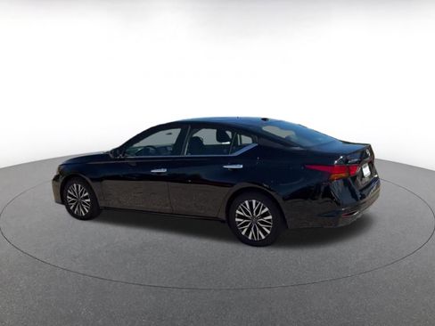Used 2025 Nissan Altima 2.5 SV FWD image 8