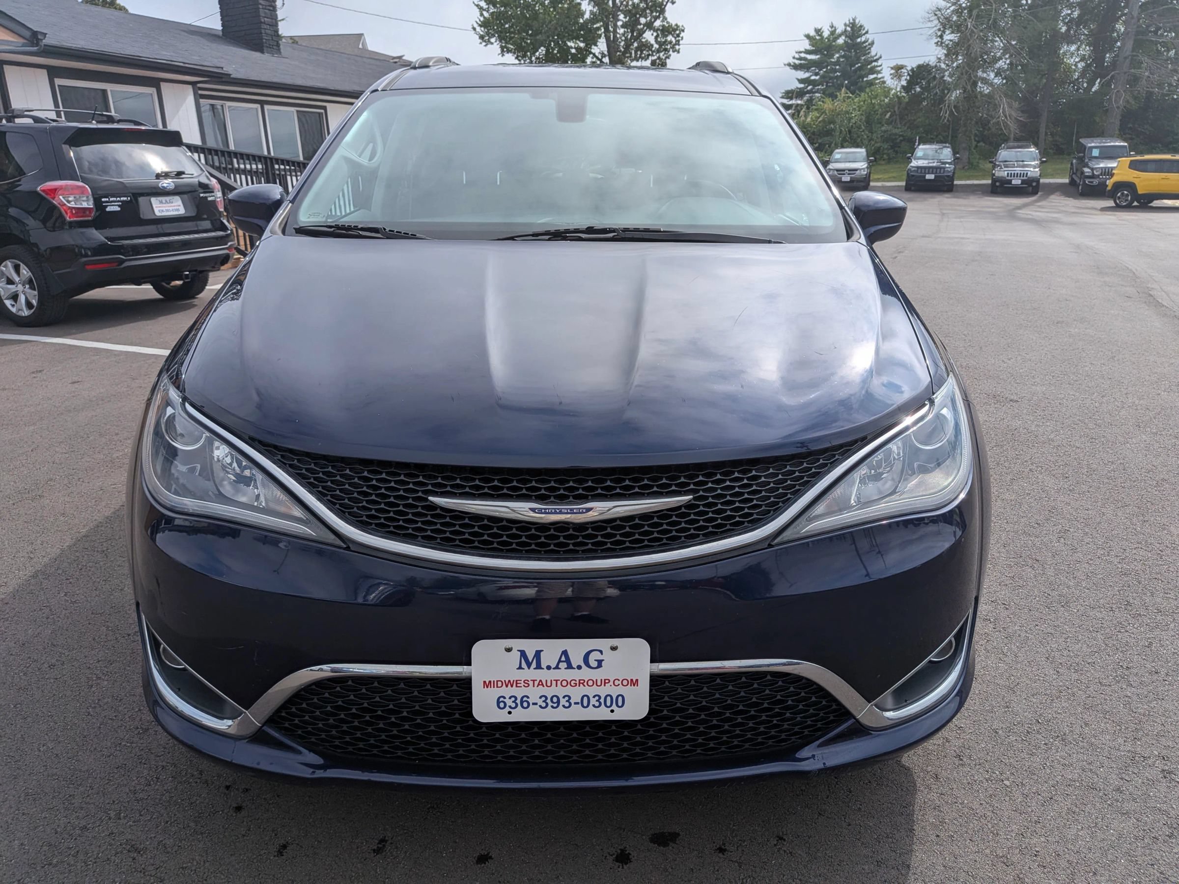 Used 2017 Chrysler Pacifica Touring-L w/ Tire & Wheel Group FWD image 9