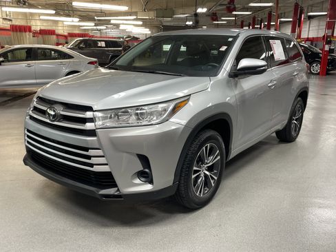 Used 2018 Toyota Highlander LE image 5