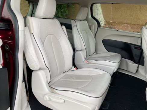 Used 2018 Chrysler Pacifica Limited FWD image 53