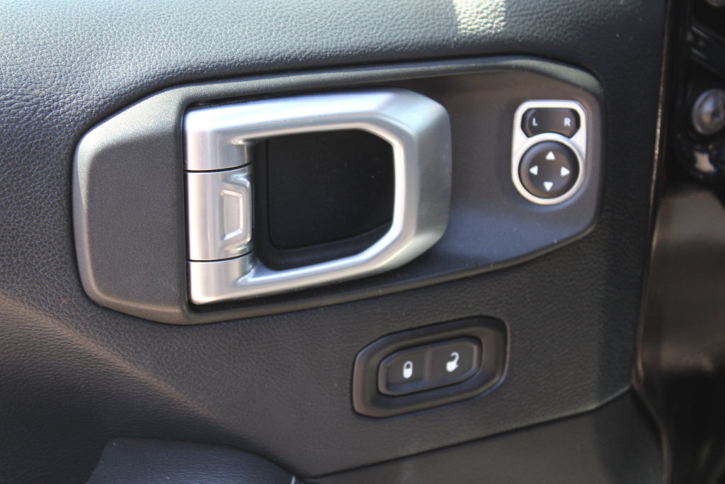 Used 2018 Jeep Wrangler Unlimited Sahara AWD/4WD image 29