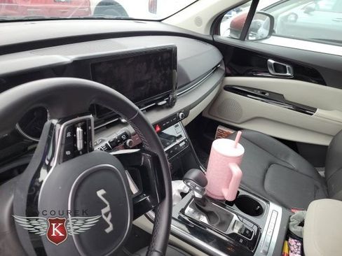 Used 2024 Kia Carnival EX image 3