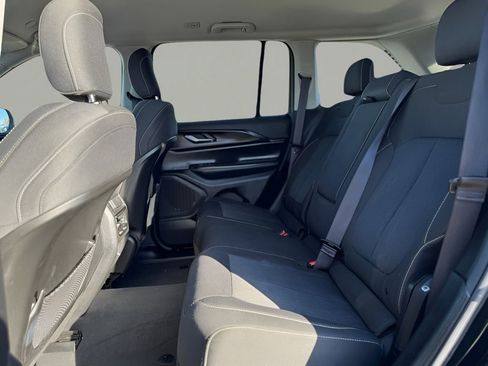 Used 2023 Jeep Grand Cherokee Laredo image 11