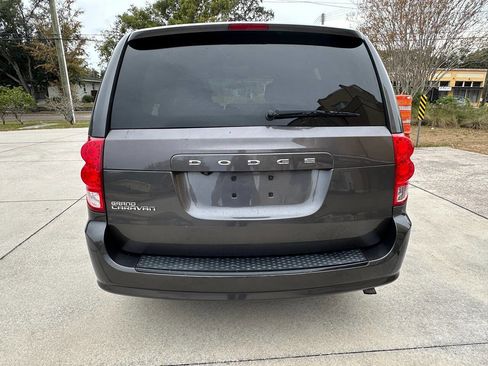 Used 2017 Dodge Grand Caravan SE image 6