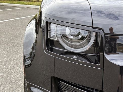 Used 2025 Land Rover Defender 110 V8 image 9