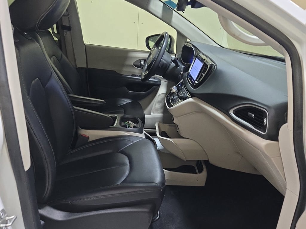 Used 2024 Chrysler Pacifica Touring-L FWD image 5