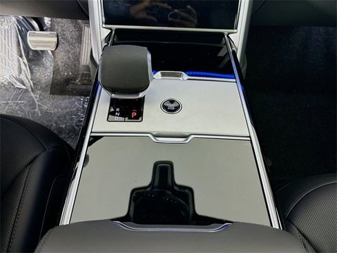 New 2026 Land Rover Range Rover SE image 18