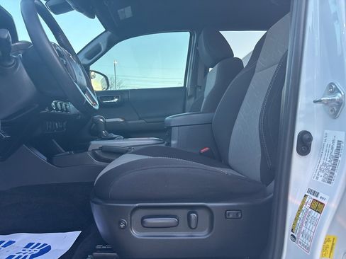 Used 2023 Toyota Tacoma TRD Sport image 9