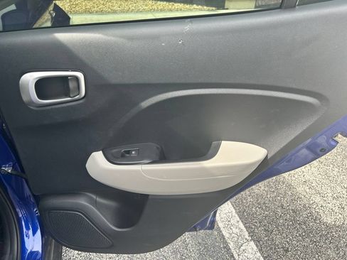 Used 2024 Hyundai Venue SEL FWD image 8