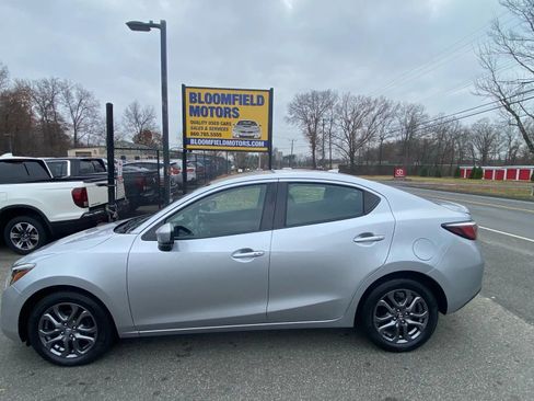 Used 2019 Toyota Yaris LE image 2