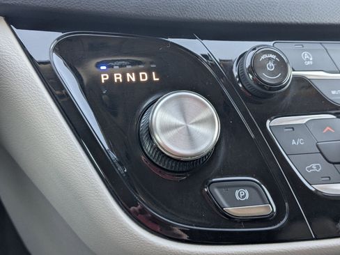 Used 2018 Chrysler Pacifica Touring-L Plus image 27