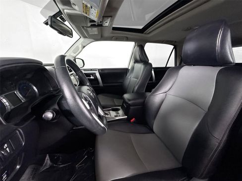 Used 2016 Toyota 4Runner SR5 Premium image 3