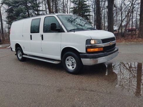 Used 2024 Chevrolet Express 2500 w/ Driver Convenience Package image 7