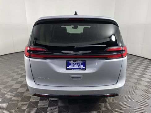 Used 2024 Chrysler Pacifica Touring-L image 8