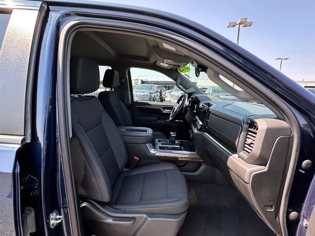 Used 2022 Chevrolet Silverado 1500 RST w/ Z71 Off-Road Package AWD/4WD image 11