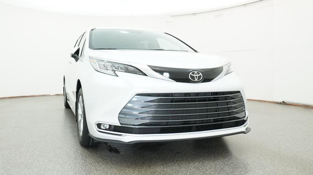 Used 2026 Toyota Sienna Limited FWD image 33
