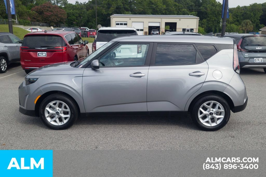 Used 2025 Kia Soul LX w/ LX Technology Package FWD image 10