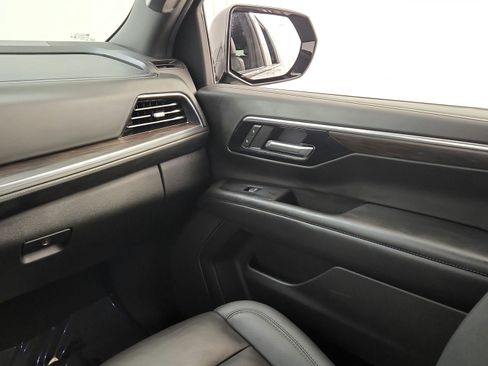 Used 2025 Chevrolet Suburban Z71 AWD/4WD image 23