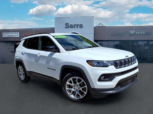 Used 2023 Jeep Compass Latitude AWD/4WD image 1