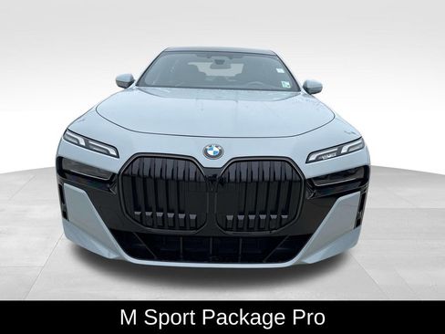 Used 2025 BMW 760i xDrive w/ Executive Package image 2