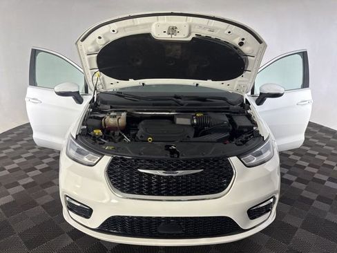 Used 2023 Chrysler Pacifica Touring-L FWD image 14
