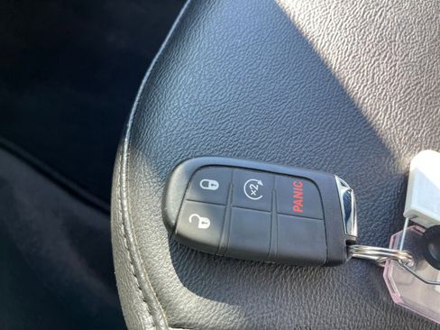 Used 2025 Jeep Compass Limited image 25