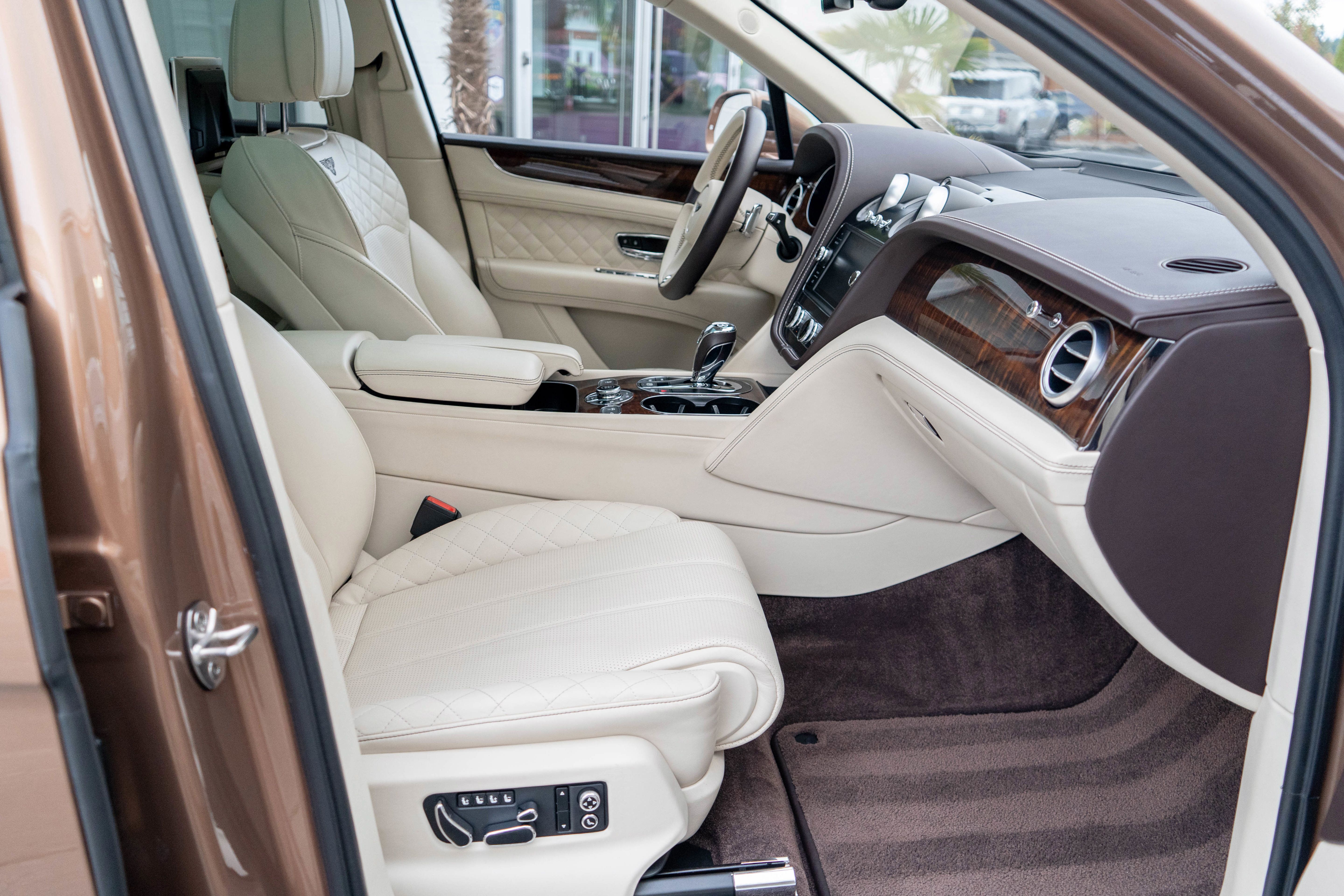 Used 2017 Bentley Bentayga AWD/4WD image 40