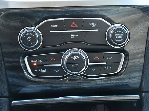 Used 2019 Chrysler 300 Touring w/ Chrome Appearance Package image 12