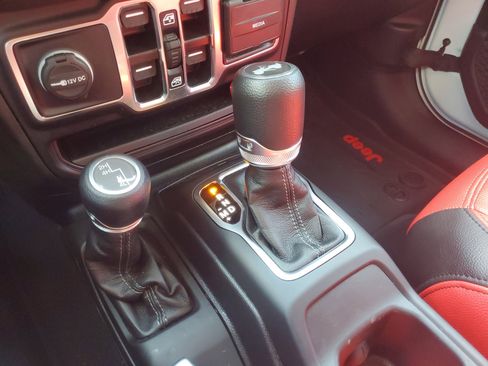 Used 2024 Jeep Wrangler Sahara image 28