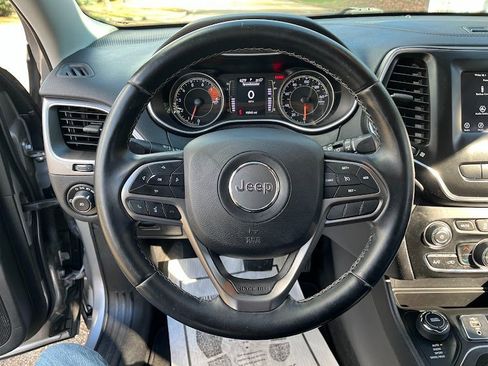 Used 2019 Jeep Cherokee Latitude Plus w/ Comfort/Convenience Group image 12