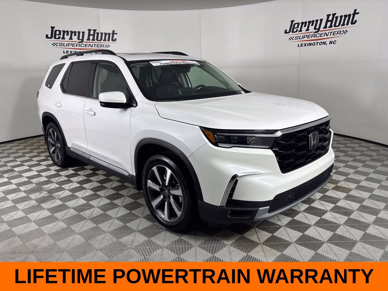 Used 2025 Honda Pilot Touring image 4