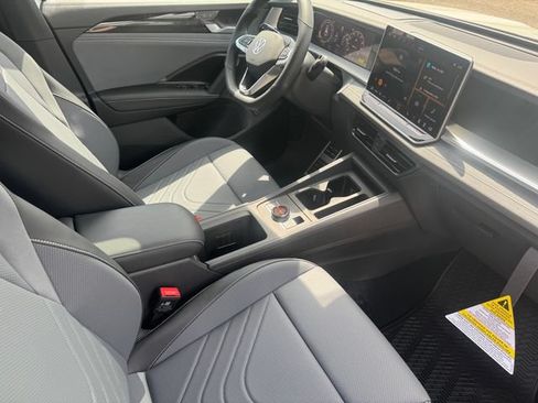 New 2026 Volkswagen Tiguan SE R-Line FWD image 12