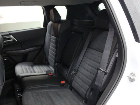 New 2025 Mitsubishi Outlander SE image 25