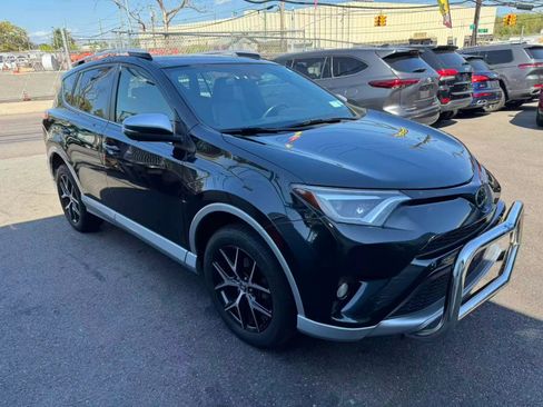 Used 2016 Toyota RAV4 SE image 2