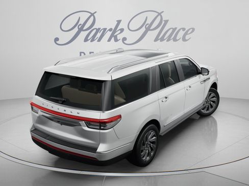 Used 2024 Lincoln Navigator L Reserve AWD/4WD image 4