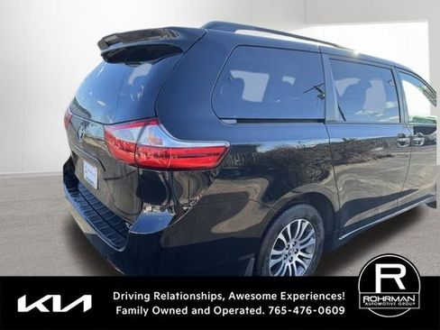 Used 2019 Toyota Sienna XLE image 4