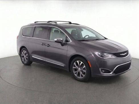 Used 2017 Chrysler Pacifica Limited FWD image 6
