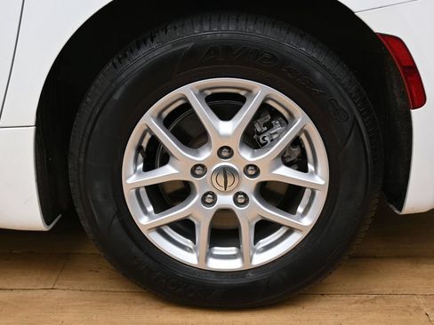 Used 2024 Chrysler Pacifica Touring-L FWD image 12