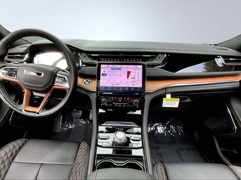 New 2025 Jeep Grand Cherokee Summit image 6