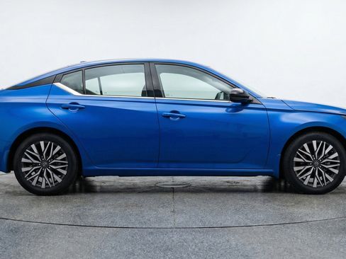 Used 2025 Nissan Altima 2.5 SV image 11