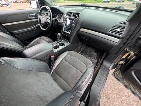 Used 2018 Ford Explorer XLT w/ Equipment Group 202A AWD/4WD image 17