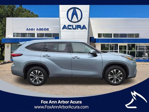 Used 2020 Toyota Highlander XLE AWD/4WD image 6