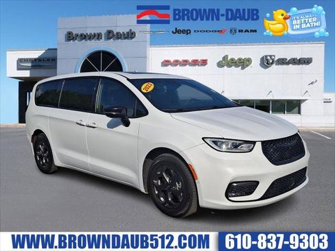 Certified 2023 Chrysler Pacifica Limited w/ Uconnect Theater Family Group FWD image 1