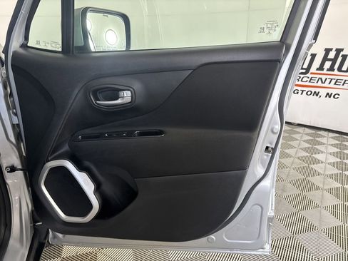 Used 2018 Jeep Renegade Latitude w/ Popular Equipment Group image 25