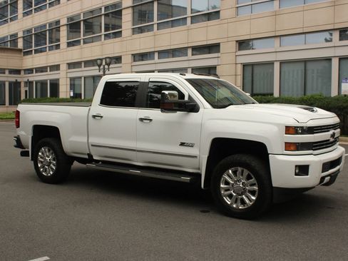 Used 2019 Chevrolet Silverado 2500 LTZ w/ Duramax Plus Package AWD/4WD image 2